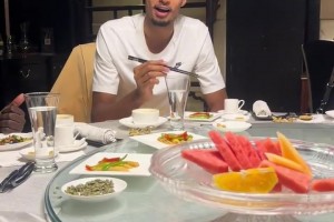 一展歌喉文班亚马饭桌上开嗓秀中文，他居然会唱一剪梅！